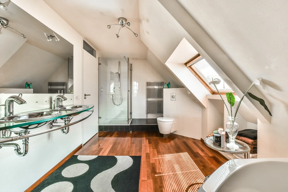 Großzügiges Dachbadezimmer mit Parkettboden, Glaswaschtisch, begehbarer Dusche und Oberlicht – Badezimmer renovierung
